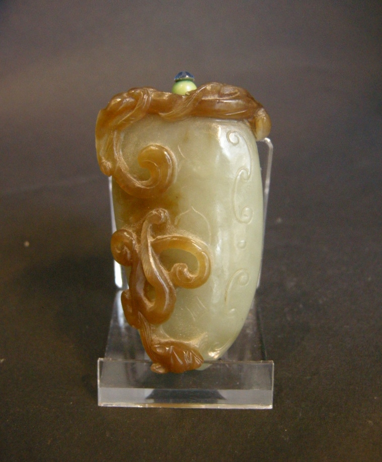Jade sculpted with Shi Dragon  -Transform it snuff bottle  - 1780/1850 -